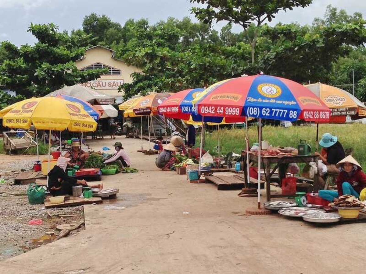 Không gian chợ thể hiện rõ nét nhịp sống lao động gắn liền với biển cả.