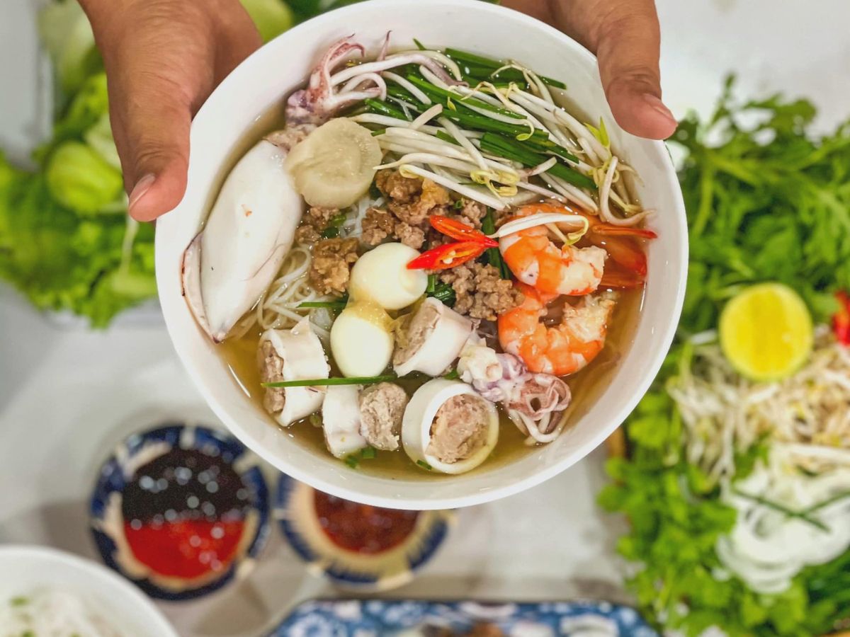 Hủ tiếu mực Phú Quốc là trải nghiệm ẩm thực gói trọn hương vị biển đảo.