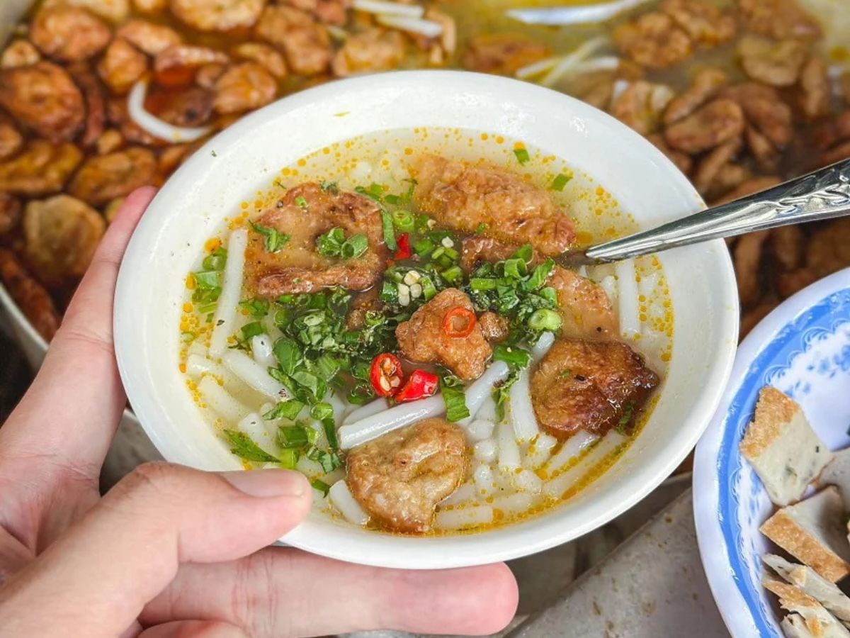 Món bánh canh chả cá góp phần tạo nên bản sắc ẩm thực Phú Quốc.