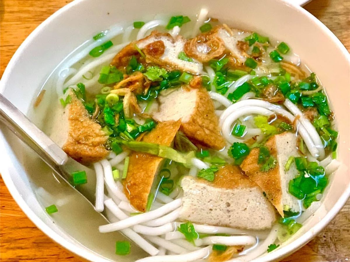 Ẩm thực Phú Quốc thêm trọn vị nhờ món bánh canh chả cá truyền thống.