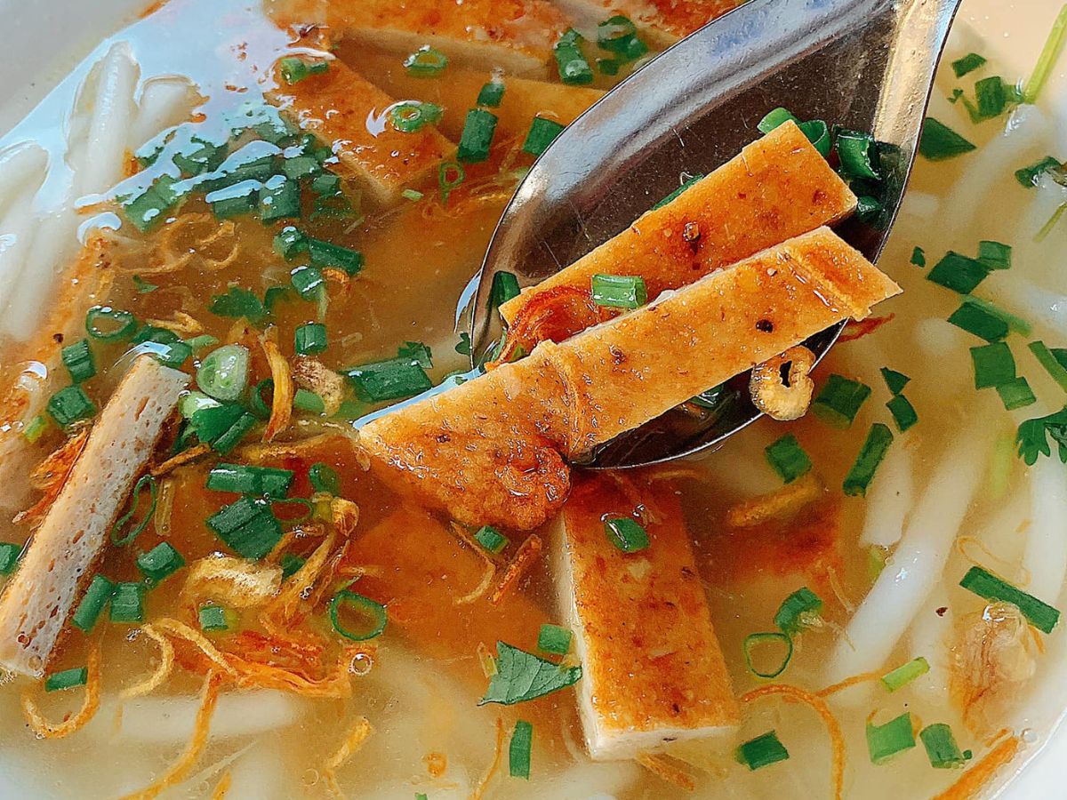 Bánh canh chả cá là một trong những món ăn gắn liền với đời sống người dân đảo.