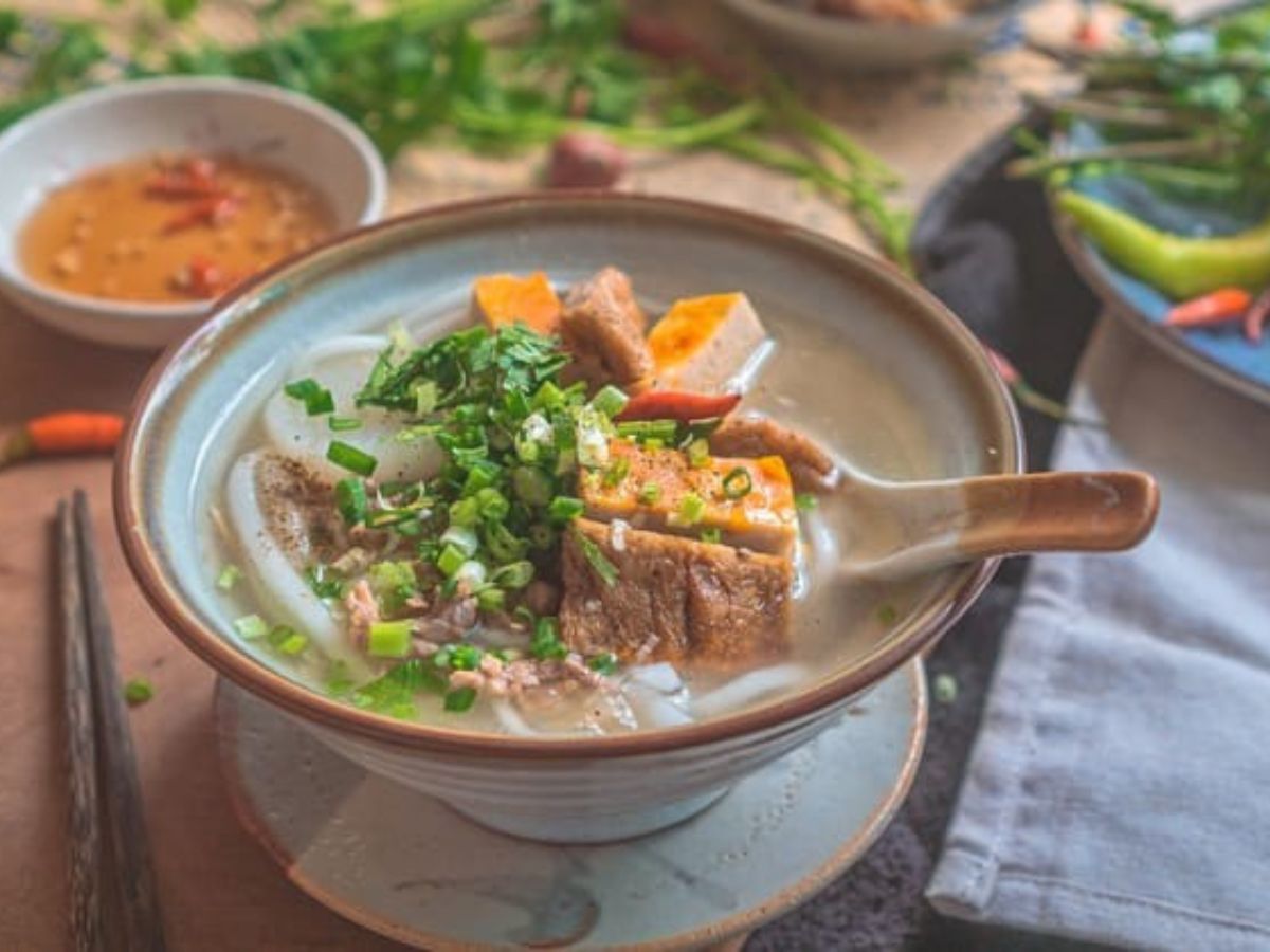 Bánh canh chả cá Phú Quốc mang đậm hương vị ẩm thực đặc trưng của đảo Ngọc.