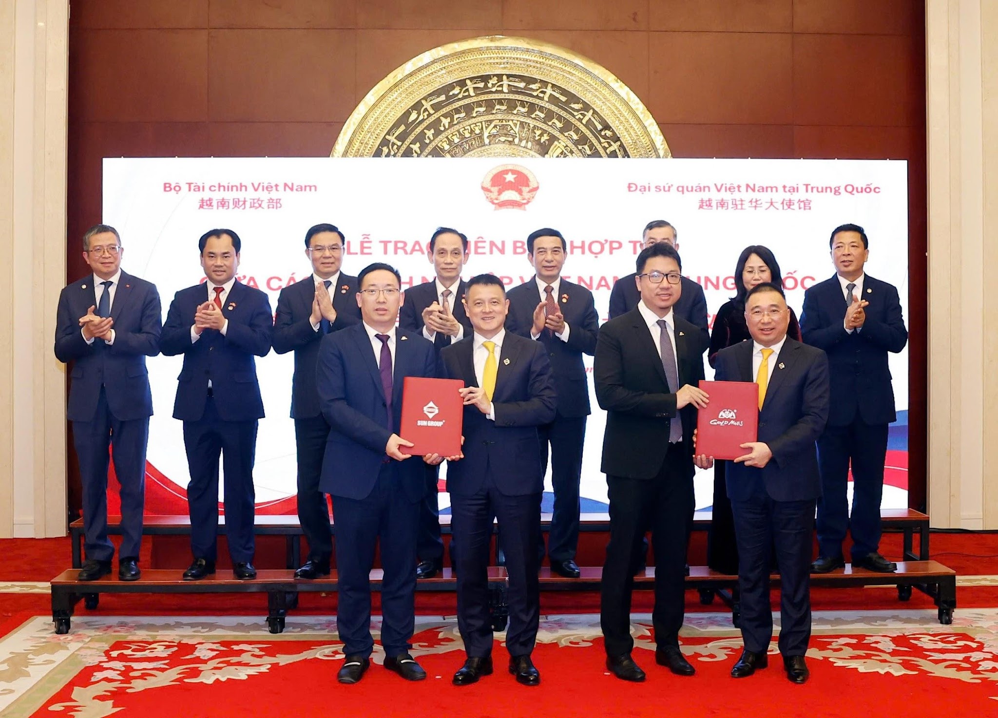 Cái bắt tay hợp tác giữa 2 tên tuổi lớn là Sun Group và Gold Mantis sẽ xác lập chuẩn mực mới cho kiến trúc nội thất tại Việt Nam Cái bắt tay hợp tác giữa 2 tên tuổi lớn là Sun Group và Gold Mantis sẽ xác lập chuẩn mực mới cho kiến trúc nội thất tại Việt Nam