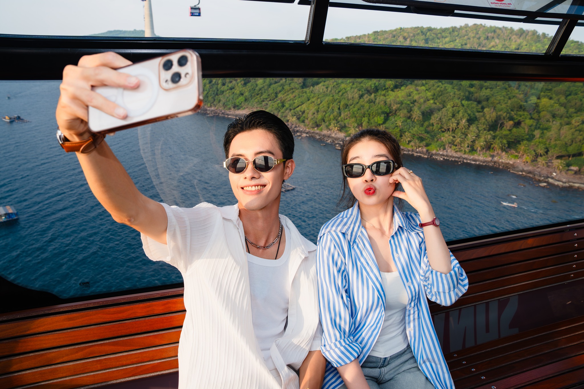 Du khách check-in với khung cảnh biển trời ấn tượng từ cabin cáp treo. 