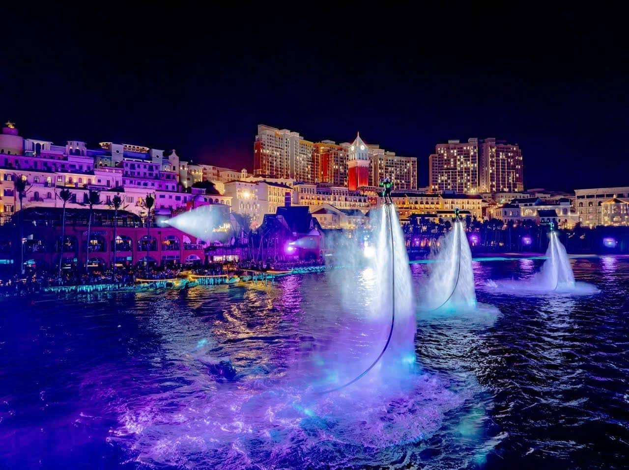 Không khí sôi động về đêm tại Thị trấn Hoàng Hôn. 