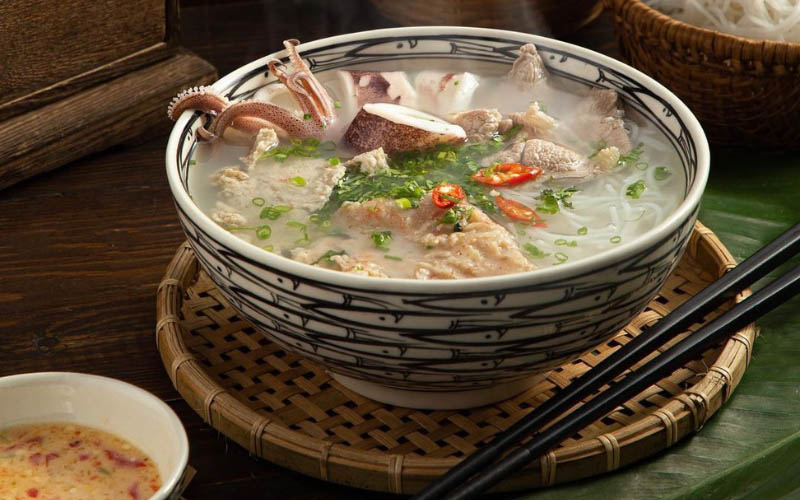 Món bún quậy Phú Quốc được làm từ sợi bún tươi chế biến ngay tại nhầ hàng.