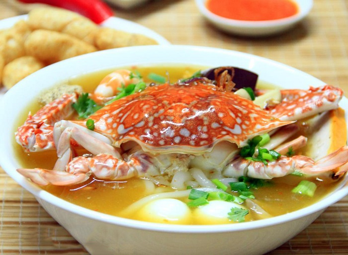 Tô bánh canh đầy ắp thịt ghẹ tươi ngon tại quán bánh canh ghẹ Phụng. 