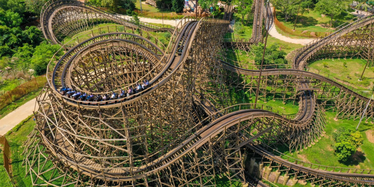 Trò chơi Mộc xà thịnh nộ tại công viên chủ đề Làng Exotica. 