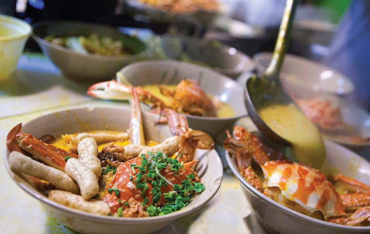 Du khách hãy lựa chọn quán nổi tiếng và đông khách để thưởng thức tô bánh canh ghẹ đúng vị nhất. 