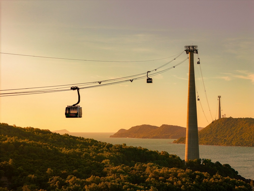 Cáp treo Hòn Thơm đưa du khách băng qua vùng biển An Thới hùng vĩ.