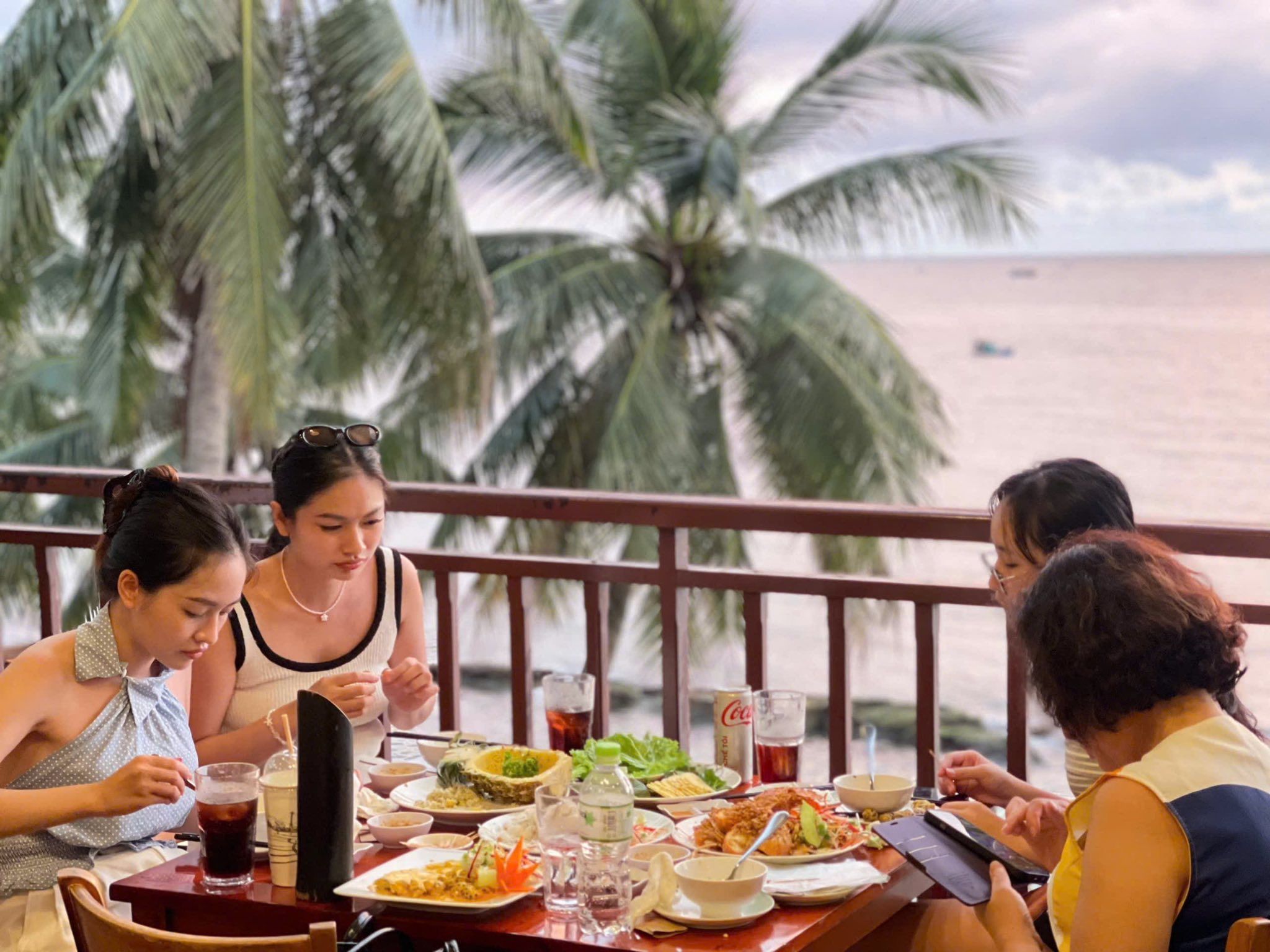 Du khách thưởng thức bữa ăn ngon miệng tại nhà hàng Xin Chào Phú Quốc. 