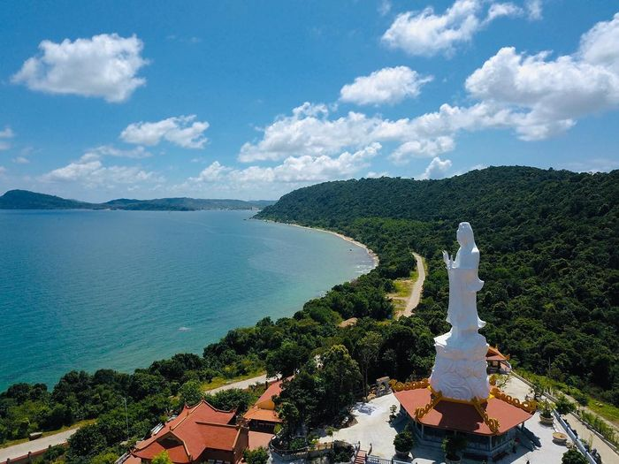 Chùa Hộ Quốc có địa thế tựa lưng vào núi và hướng mặt về phía biển. 