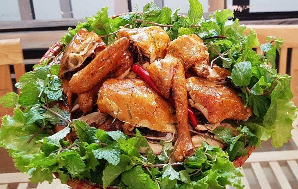 Món gà nướng thơm ngon tại nhà hàng.