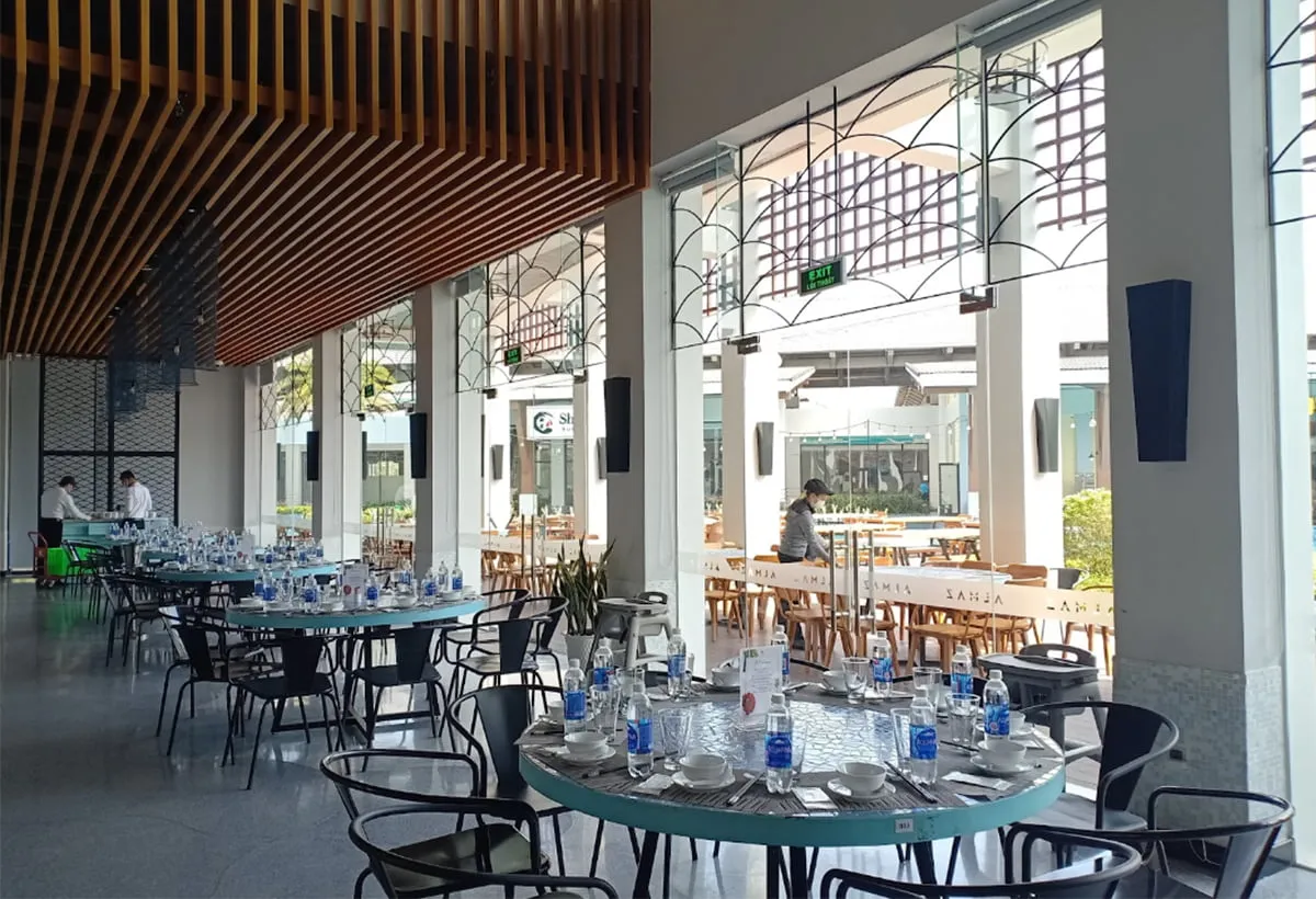 Không gian sang trọng của nhà hàng Ozonne.