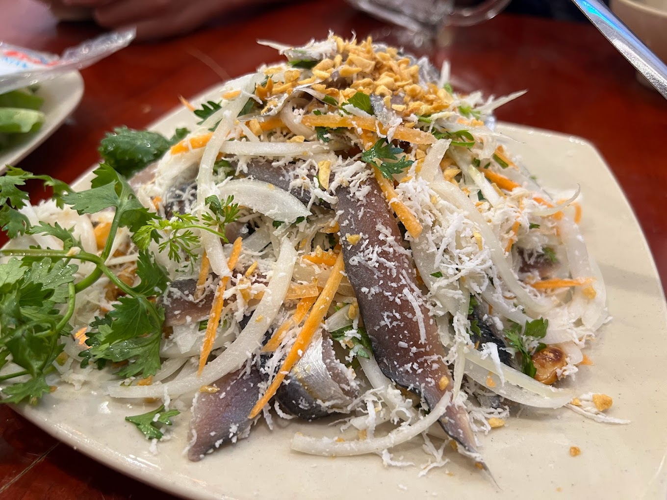 Món gỏi cá trích tươi ngon tại nhà hàng Ra Khơi Phú Quốc. 