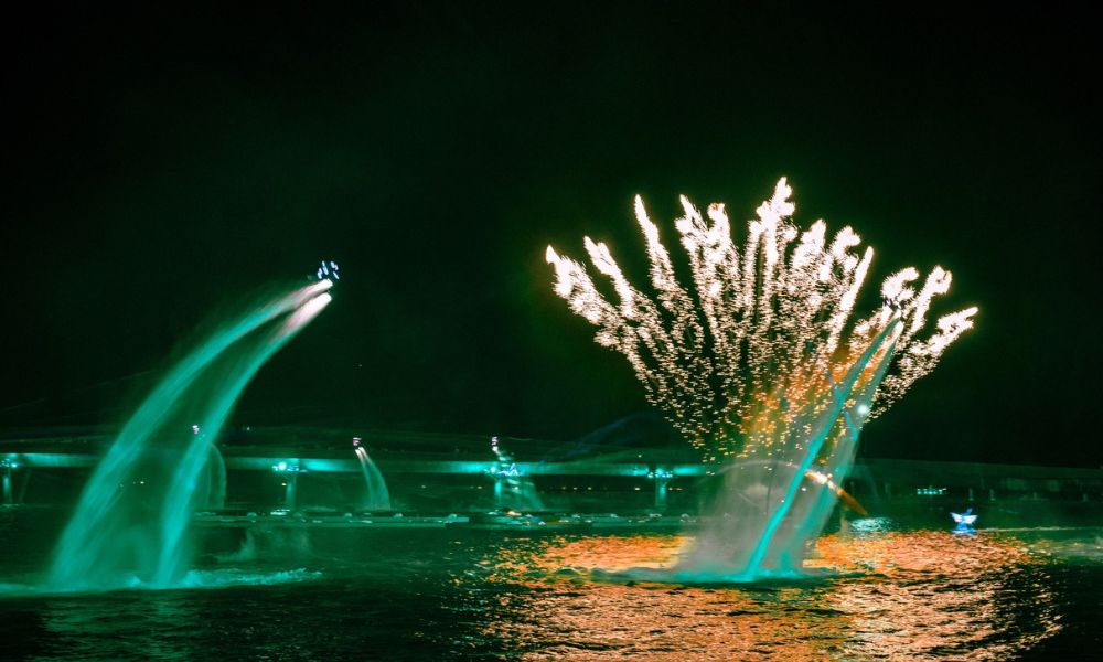 Màn trình diễn độc đáo trong show Bản giao hưởng đại dương. 