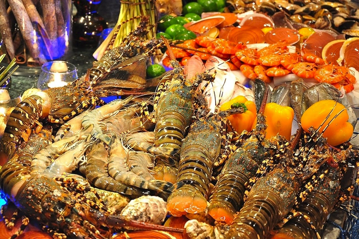 Những set hải sản tươi ngon bán tại chợ Dương Đông. 