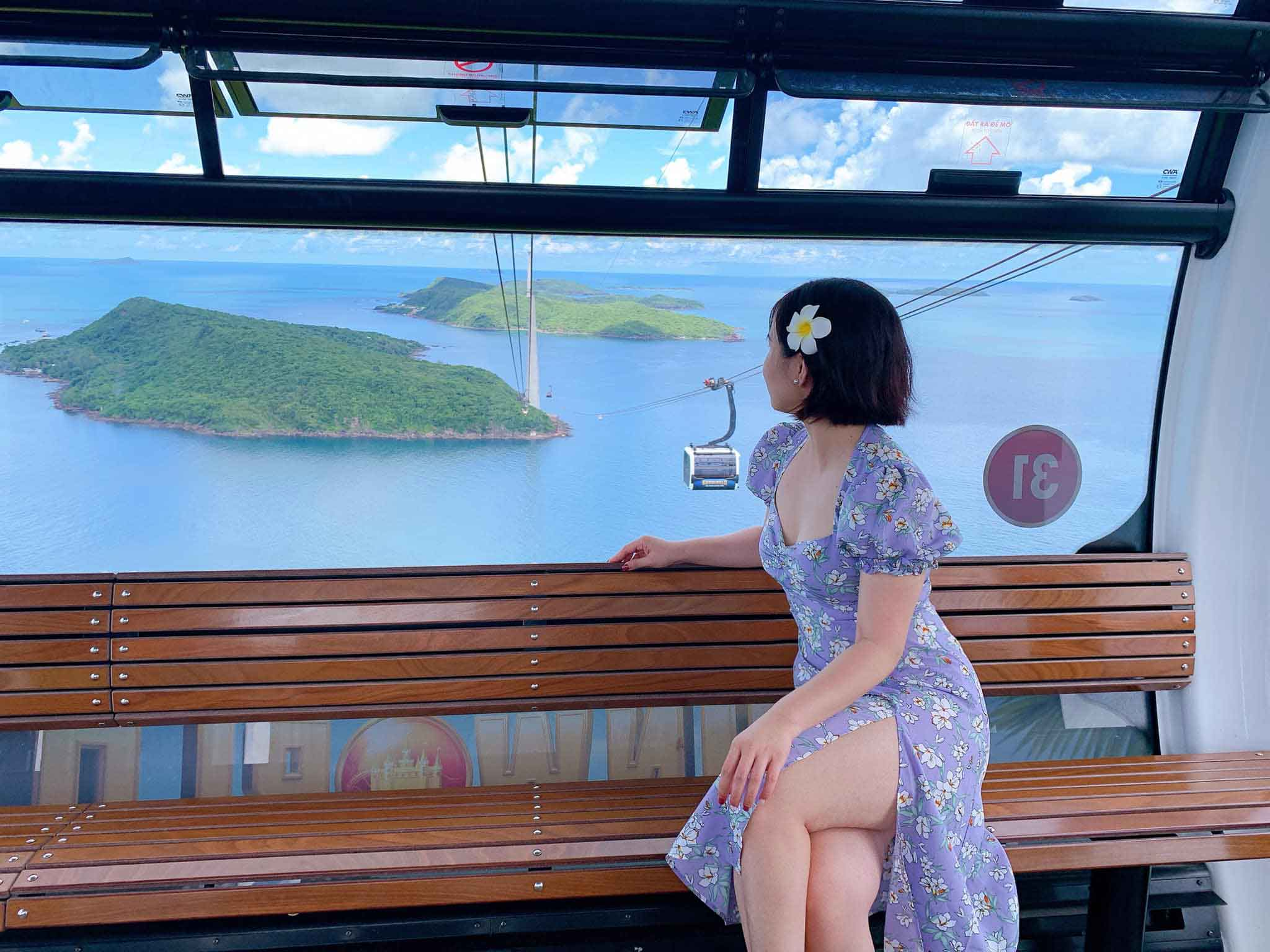 Du khách chiêm ngưỡng khung cảnh biển đảo hùng vĩ từ cabin cáp treo.