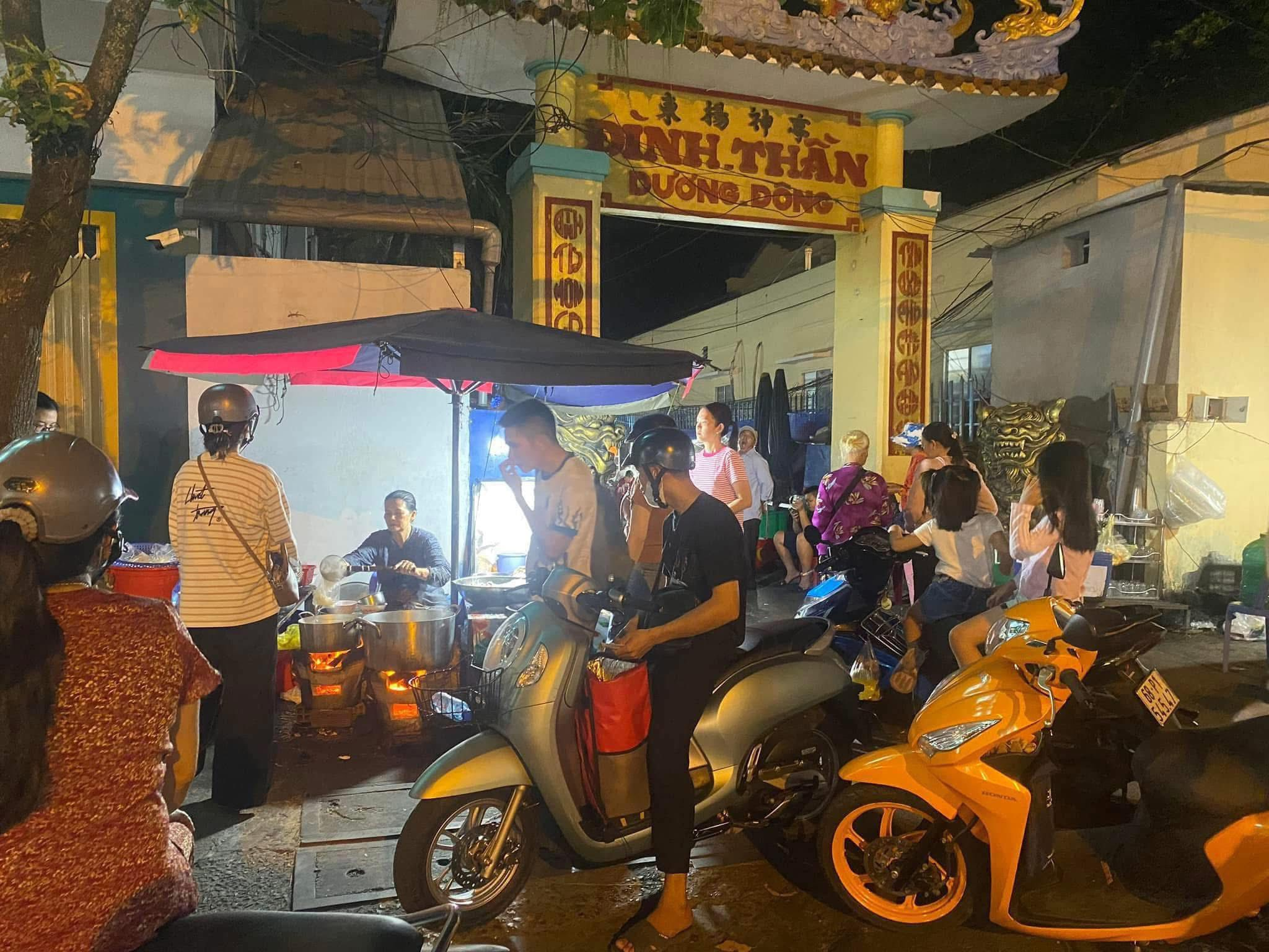 Quán bánh canh Đình Thần Dương Đông luôn tấp nập khách. 