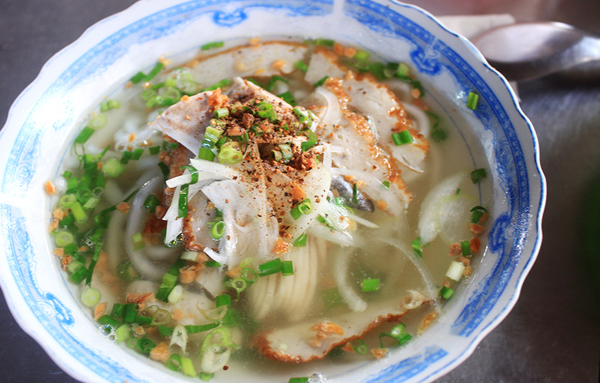 Tô bánh canh ấm nóng, topping đầy đặn tại bánh canh Phụng.