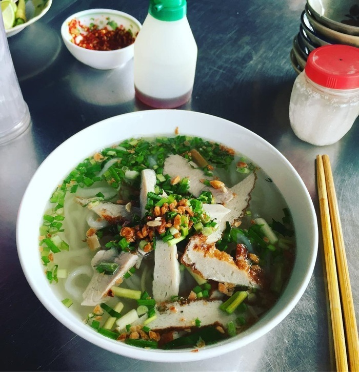 Nước dùng bánh canh trong và thanh ngọt của quán Minh Thư. 
