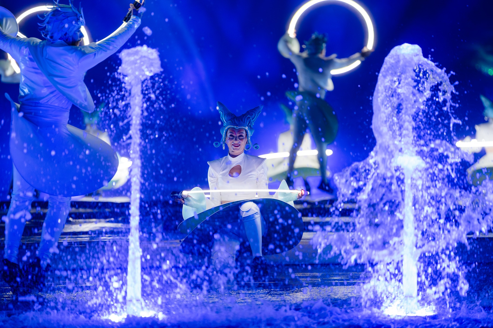 Nghệ sĩ nước ngoài biểu diễn trong show Kiss of the Sea. 