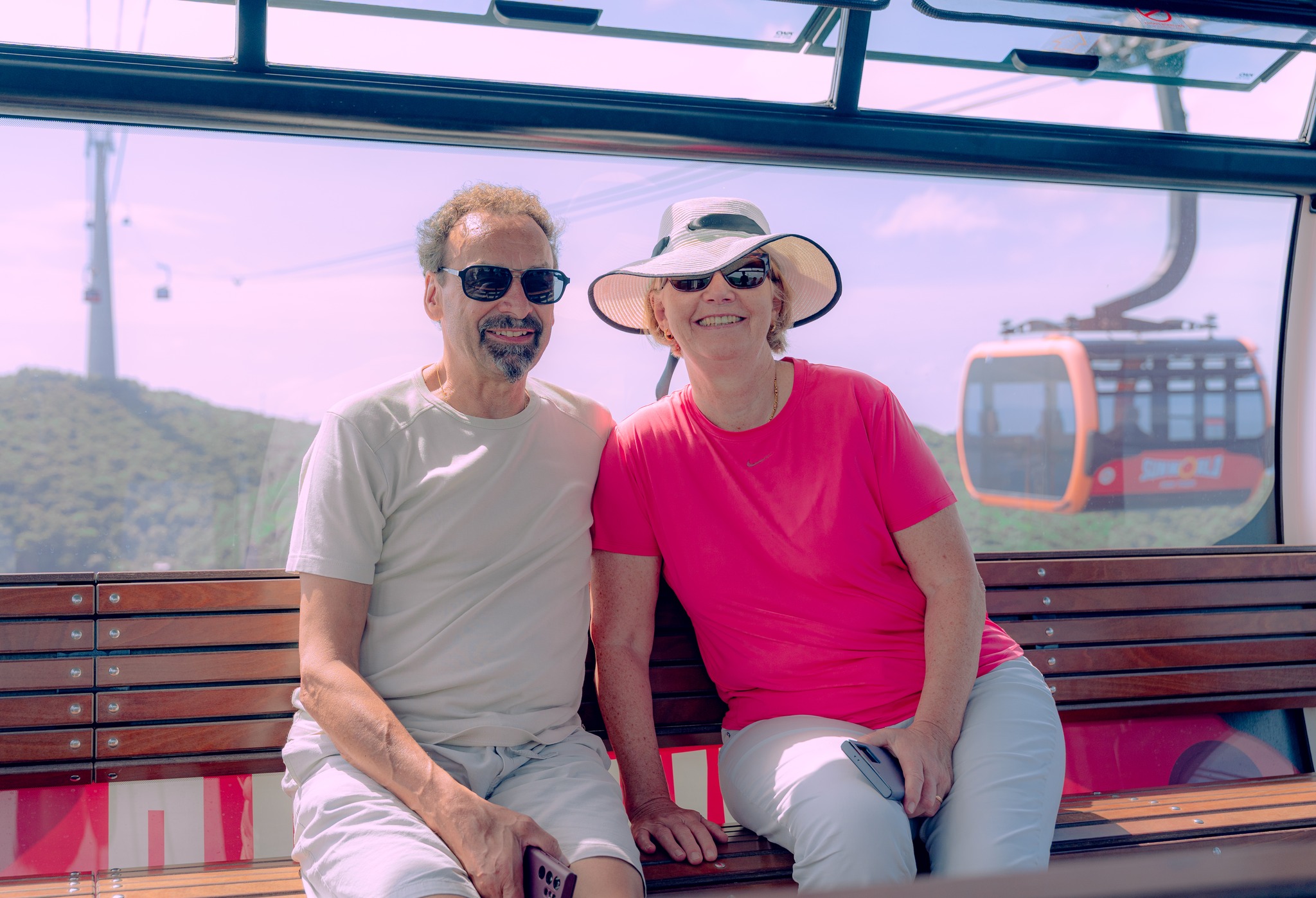 Du khách trải nghiệm tuyến cáp treo ba dây dài nhất thế giới. 