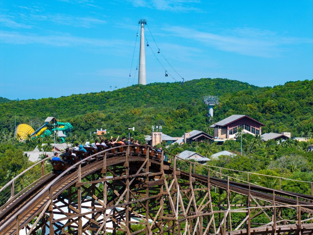 Du khách trải nghiệm trò chơi Mộc xà thịnh nộ tại công viên Làng Exotica. 