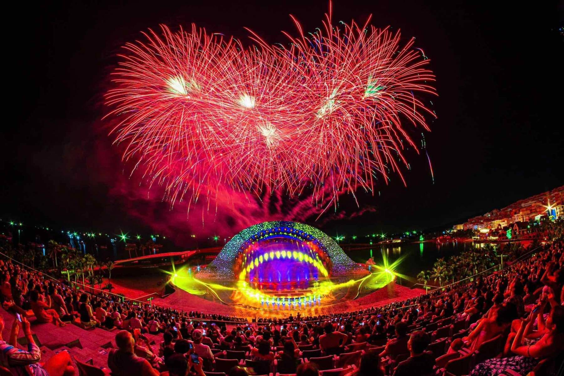 Pháo hoa rực rỡ của show Kiss of the Sea. 