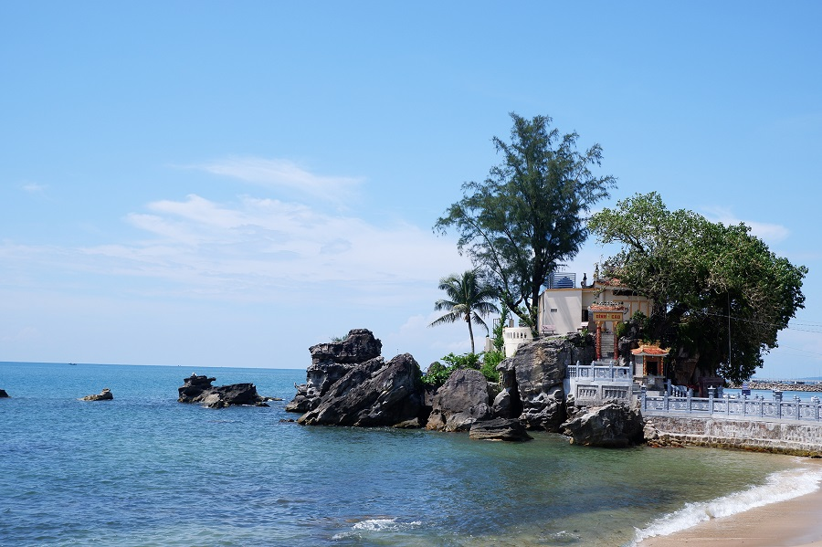 Dinh Cậu là điểm tham quan tâm linh nổi tiếng tại đảo Ngọc. 