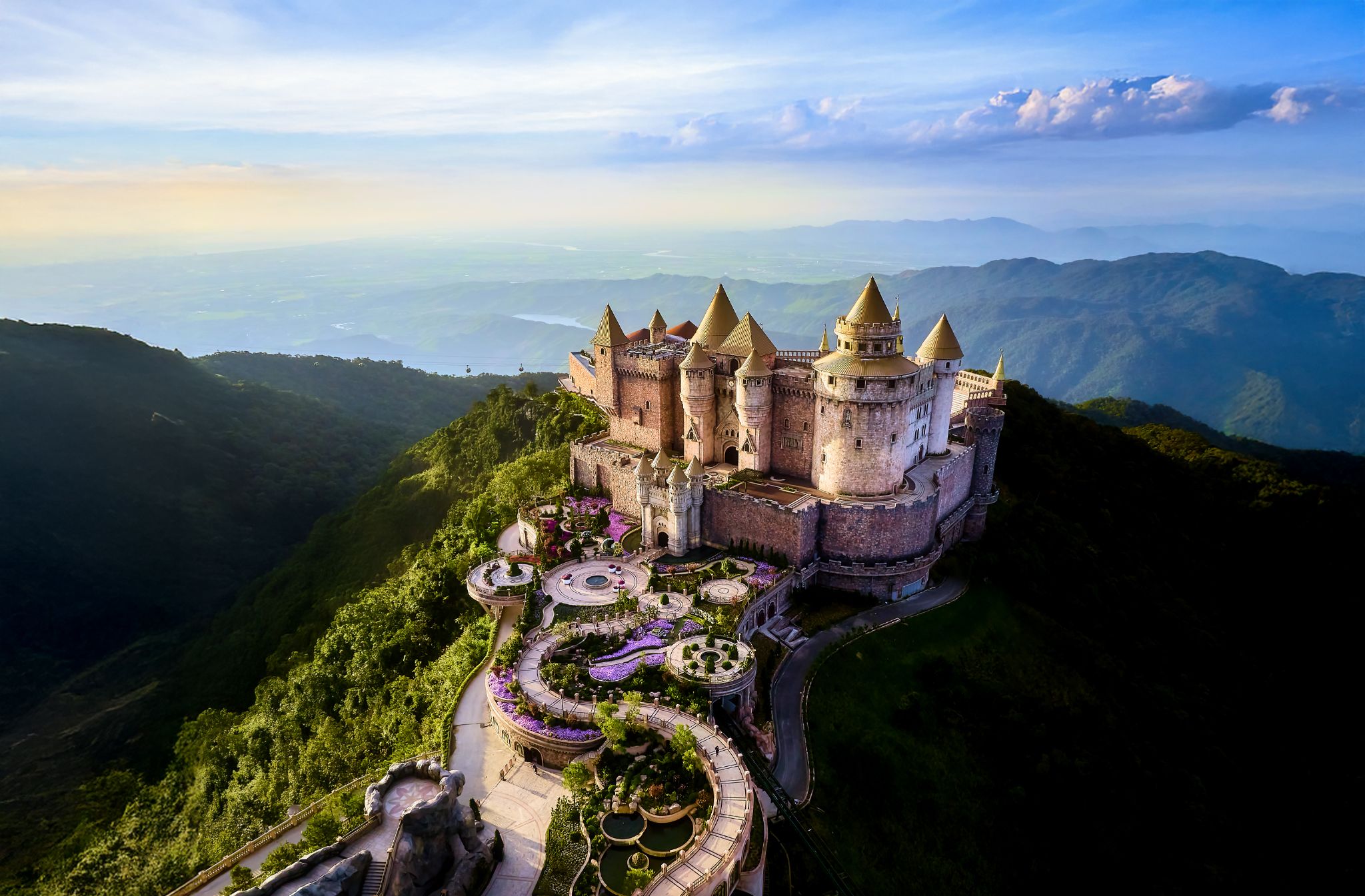 Chỉ 20 phút di chuyển bằng cáp treo, du khách đã có thể “xuyên không” tới vùng ôn đới trên đỉnh Bà Nà