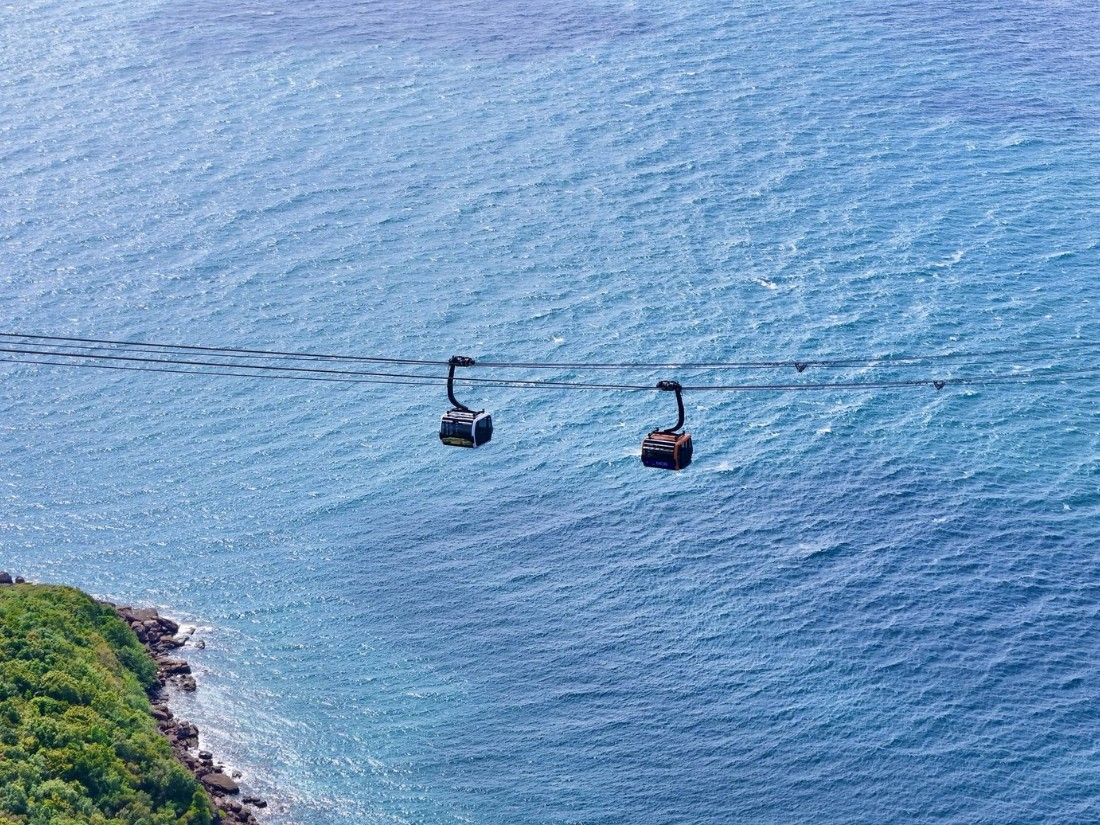 Cáp treo Hòn Thơm đưa du khách băng qua vùng biển An Thới hùng vĩ. 