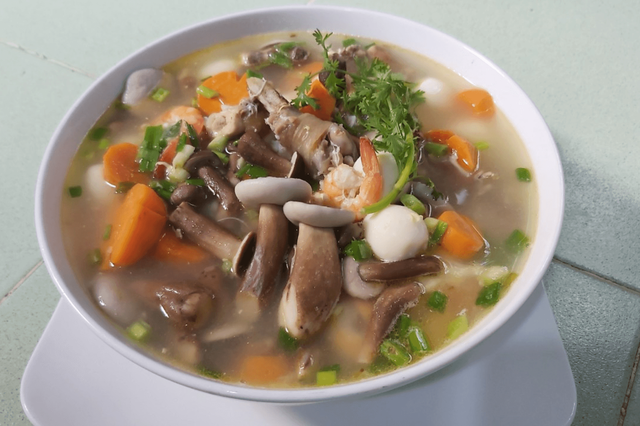 Món canh nấm tràm kết hợp với hải sản tươi ngon. 