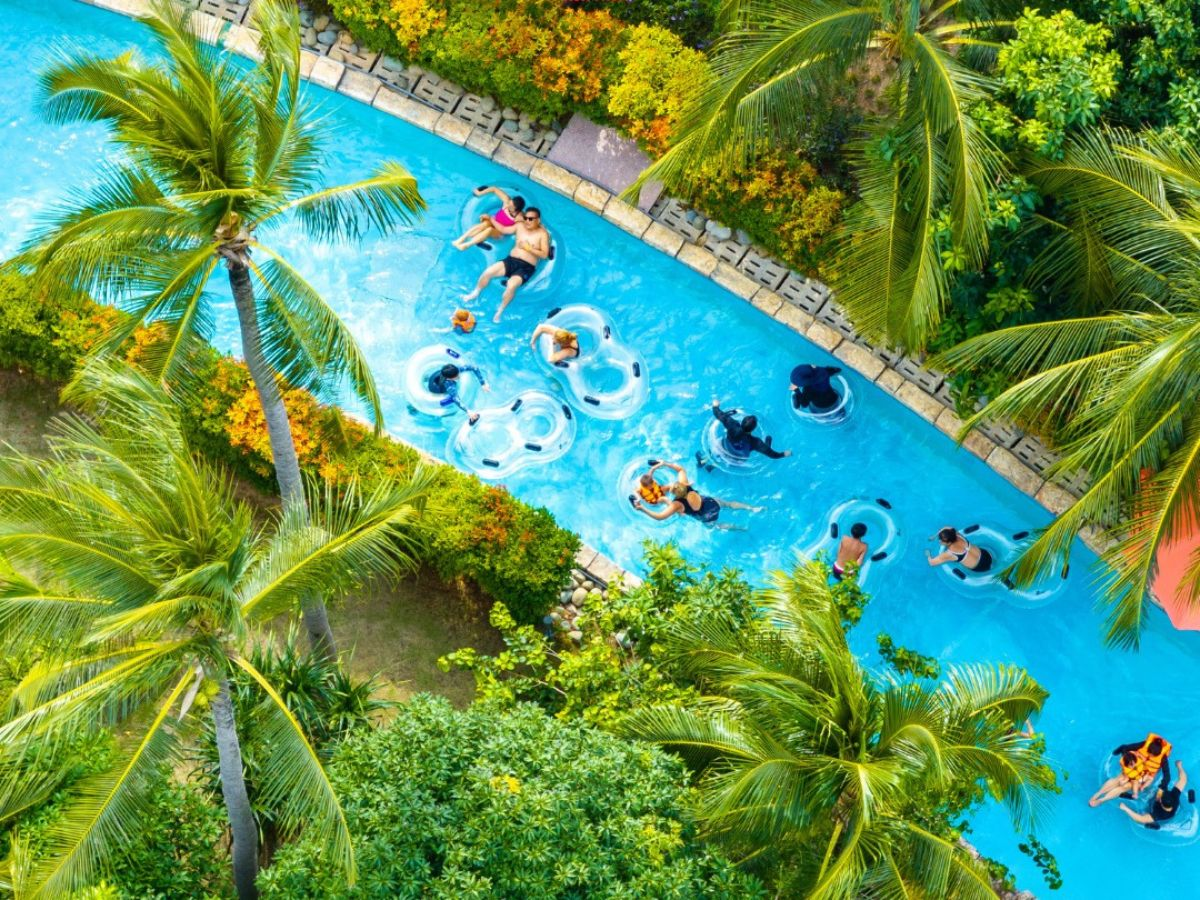 Du khách thư giãn với trò chơi Dòng sông lơ đãng tại công viên nước Aquatopia. 