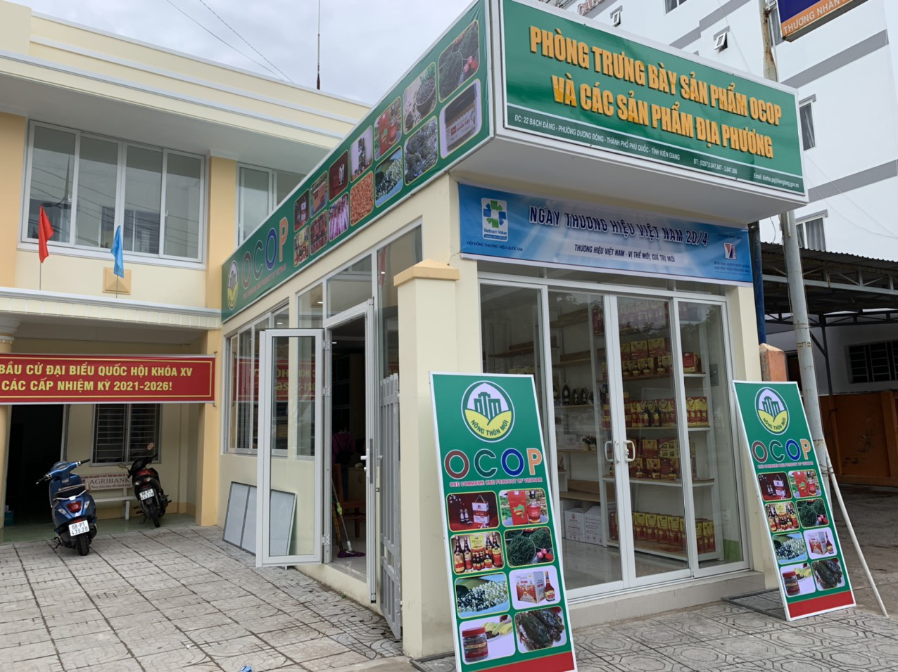 Du khách có thể mua muối tiêu dưỡng sinh tại các cửa hàng đặc sản trên đảo.