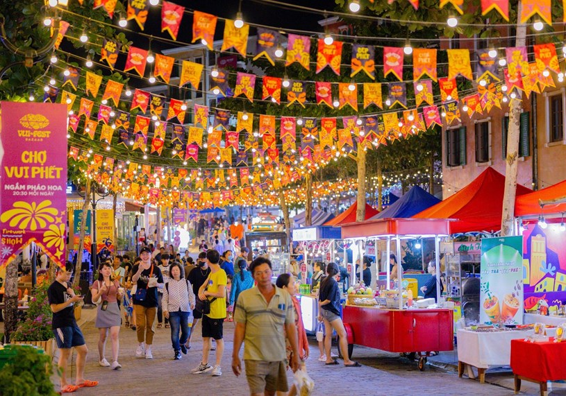 Không gian náo nhiệt của chợ đêm Vui Phết. 