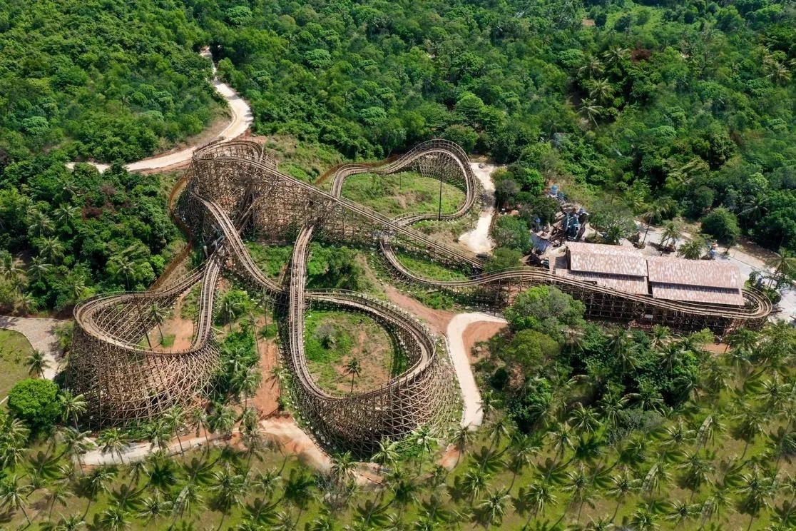 Trò chơi Mộc xà thịnh nộ với những đường ray kịch tính. 