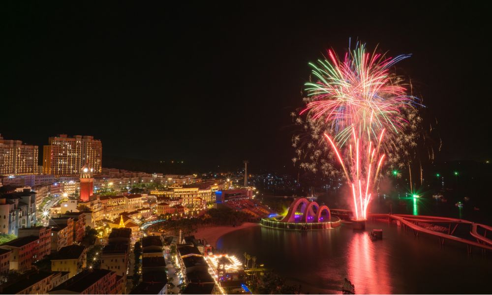 Thị trấn Hoàng Hôn rực rỡ pháo hoa về đêm.