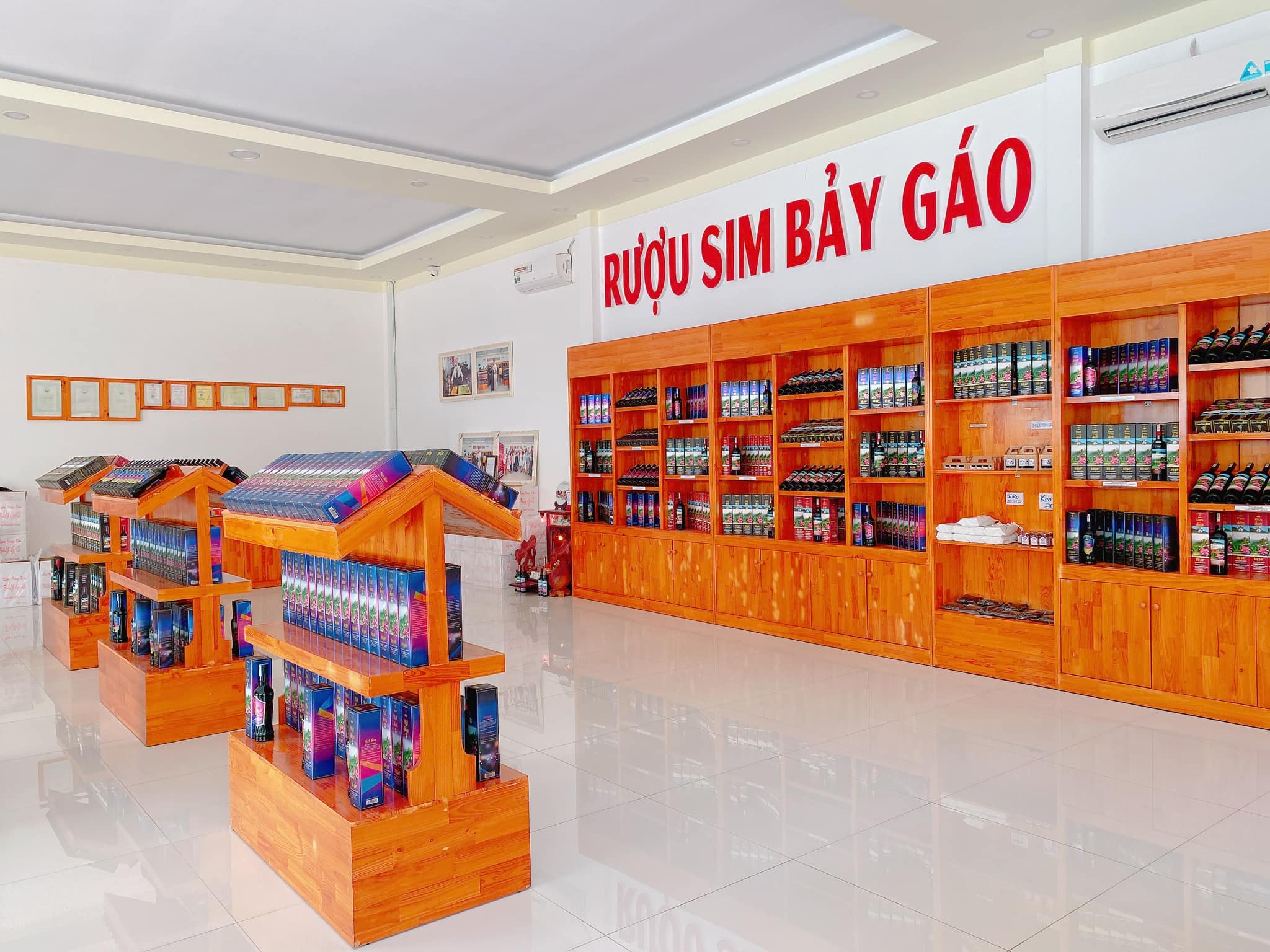 Du khách có thể mua rượu mỏ quạ từ các cửa hàng bán rượu nổi tiếng trên đảo. 