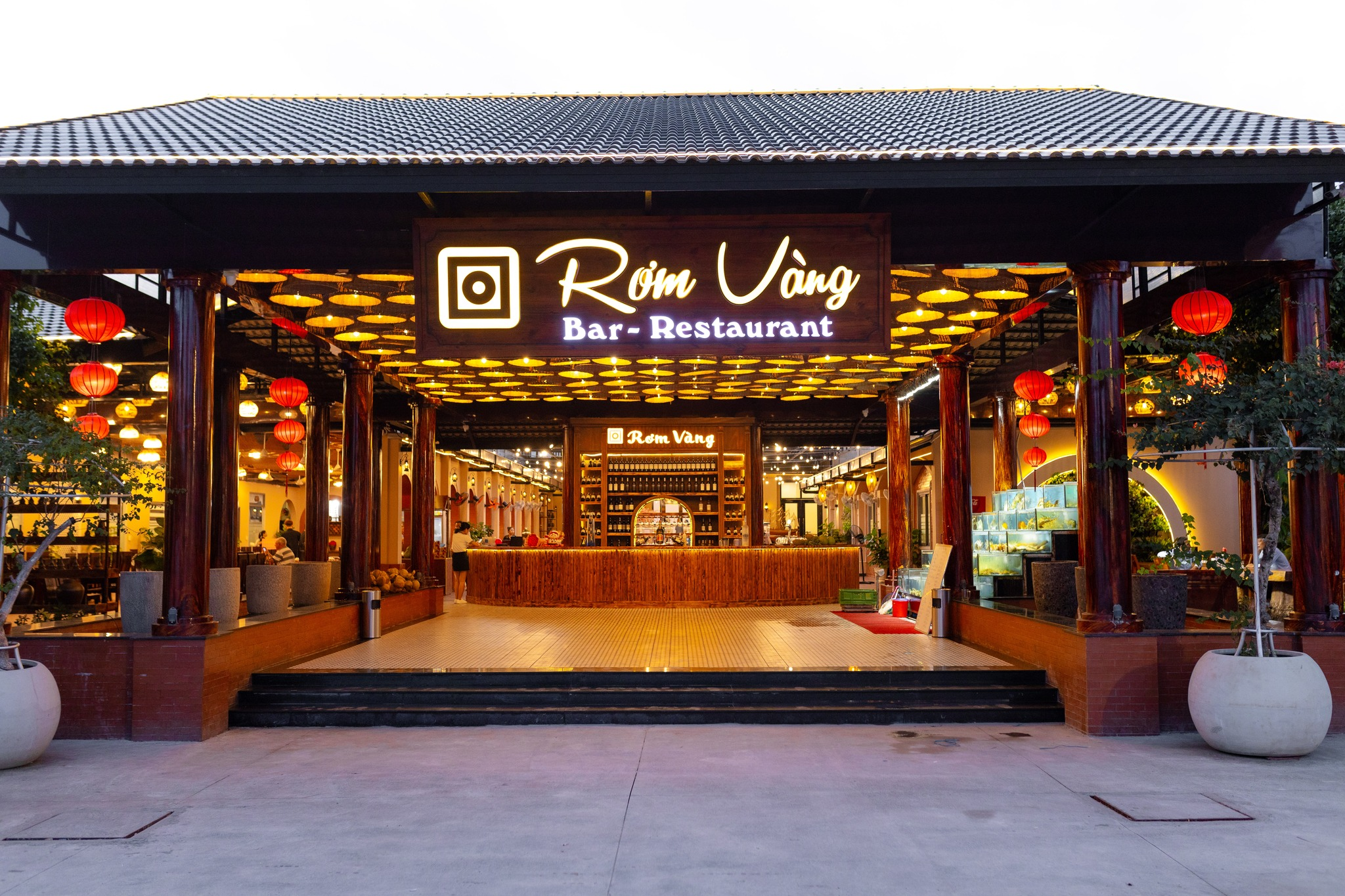 Không gian sang trọng và rộng rãi của nhà hàng Rơm Vàng.
