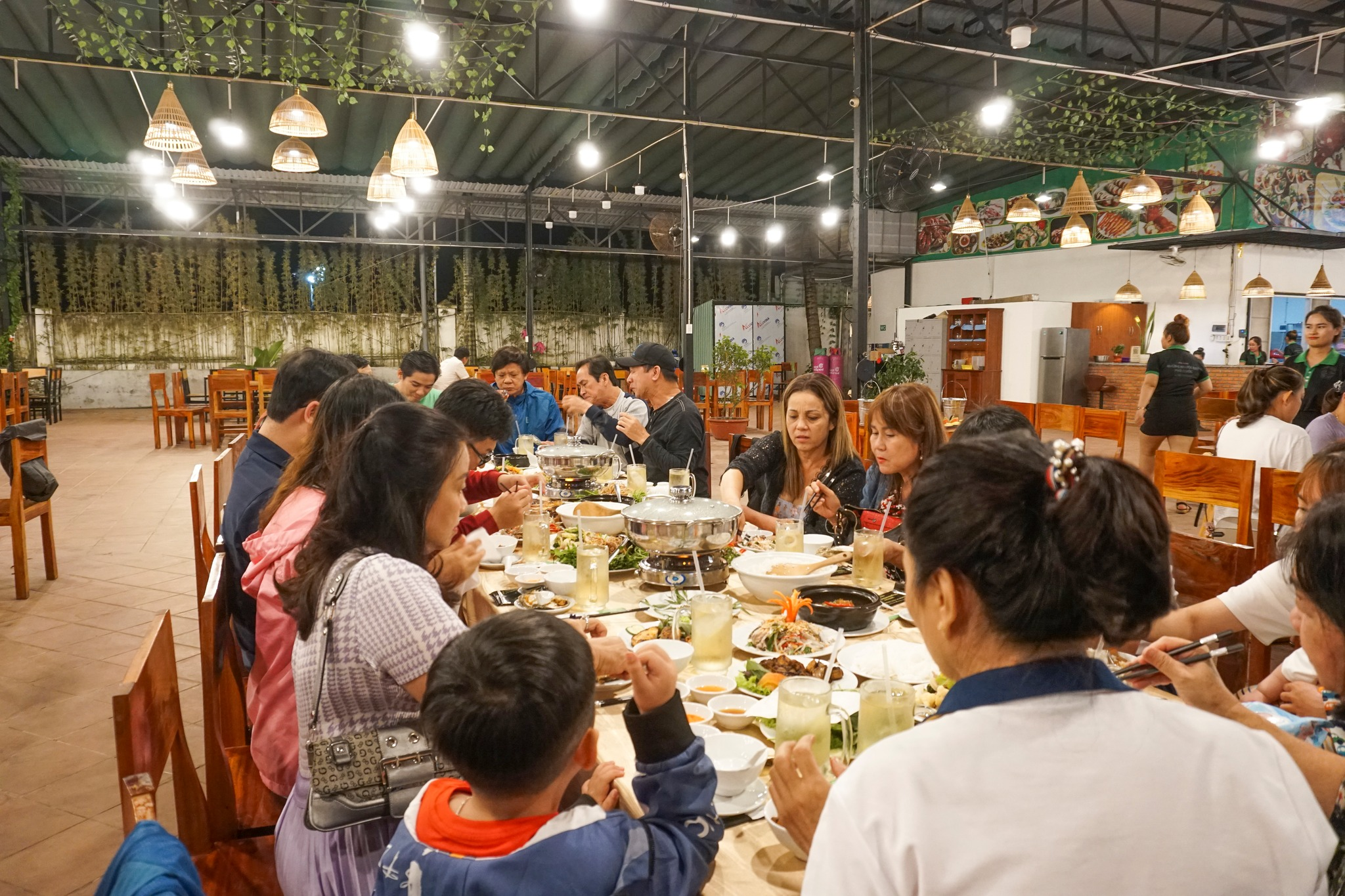 Du khách thưởng thức bữa tối ấm cúng tại nhà hàng Những người bạn Phú Quốc. 