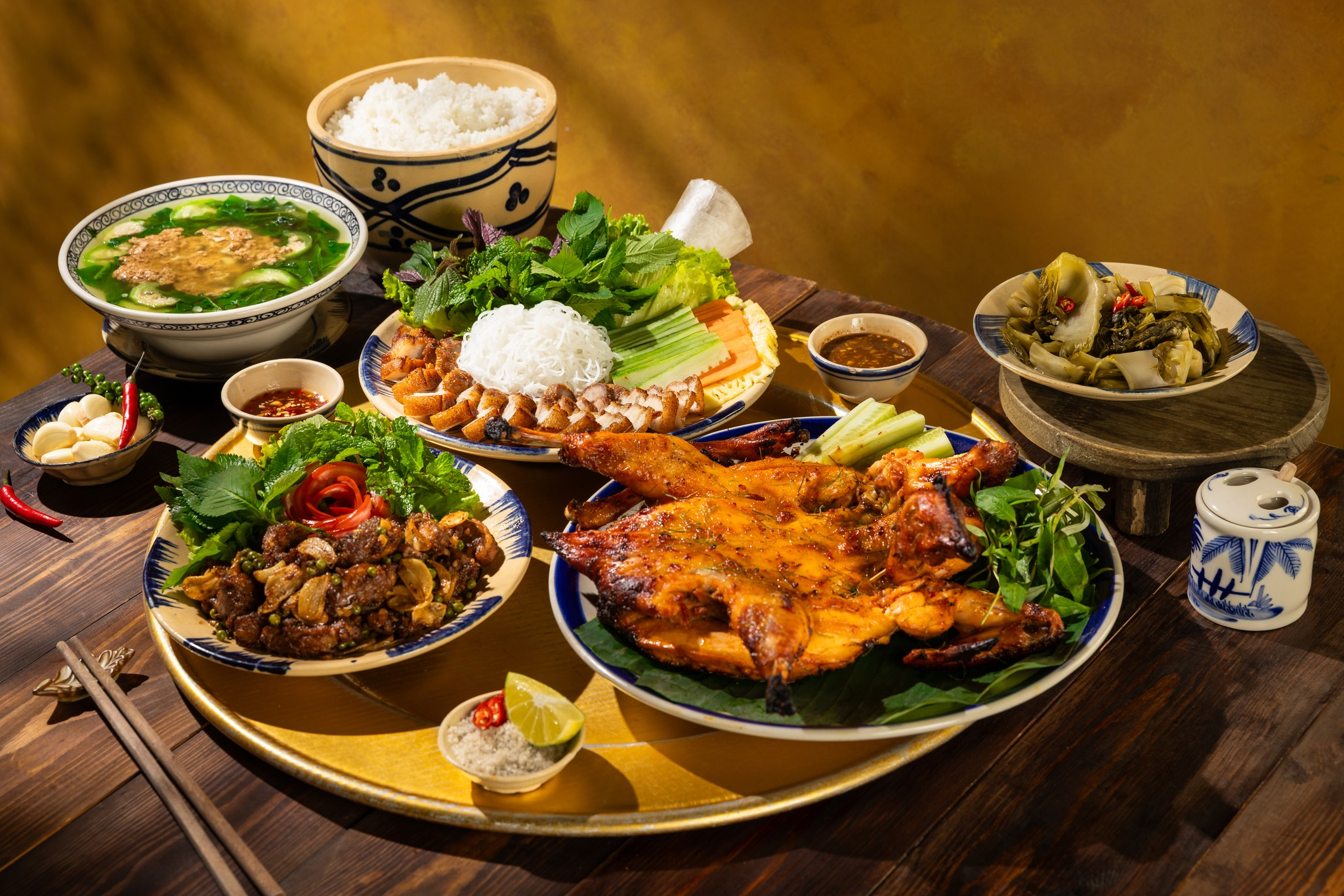 Mâm cơm niêu thịnh soạn và ngon miệng tại Cái Bêp Garden. 