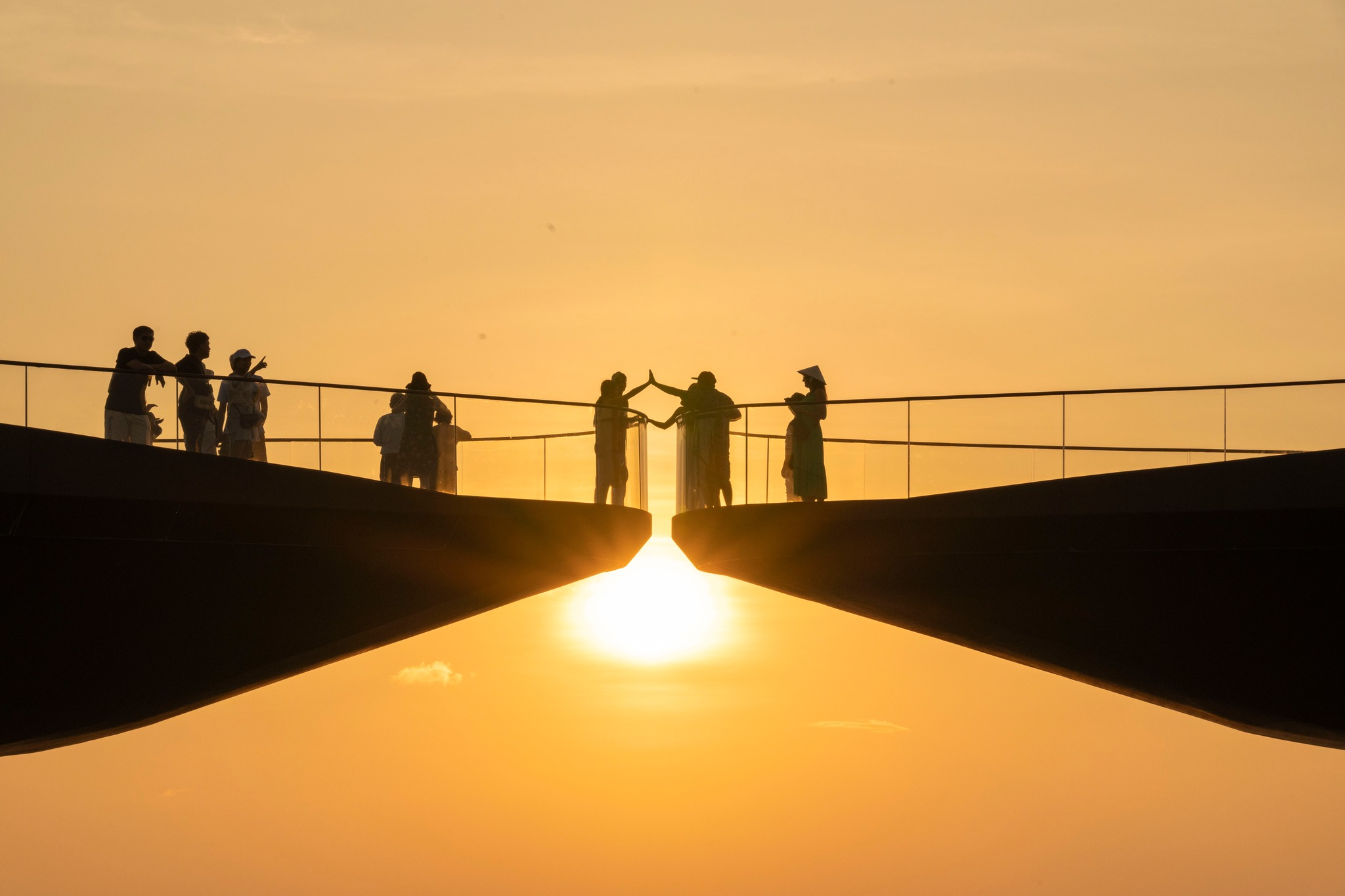 Khung cảnh hoàng hôn lãng mạn trên Cầu Hôn. 