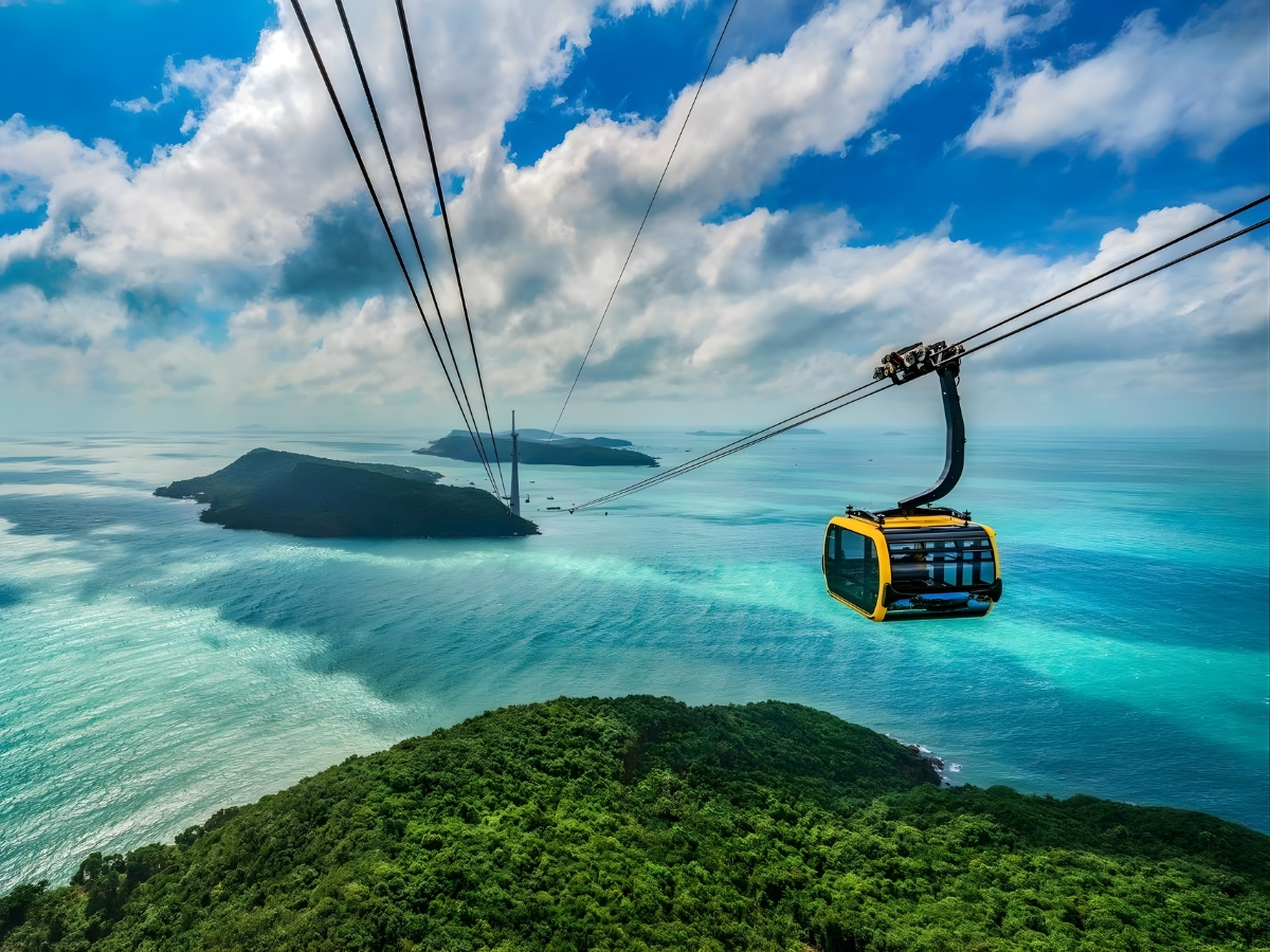 Du khách di chuyển nhanh chóng và tiện nghi đến Sun World Hon Thom bằng cáp treo.