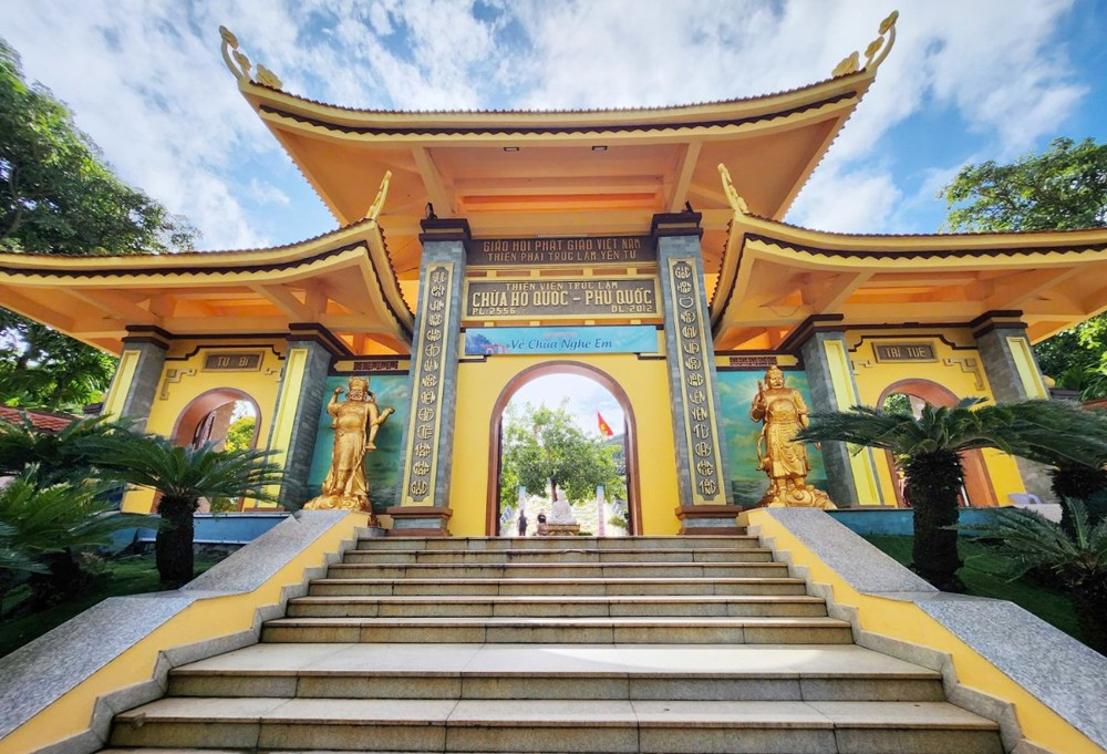 Chùa Hộ Quốc là điểm đến tâm linh nổi tiếng tại Nam đảo.