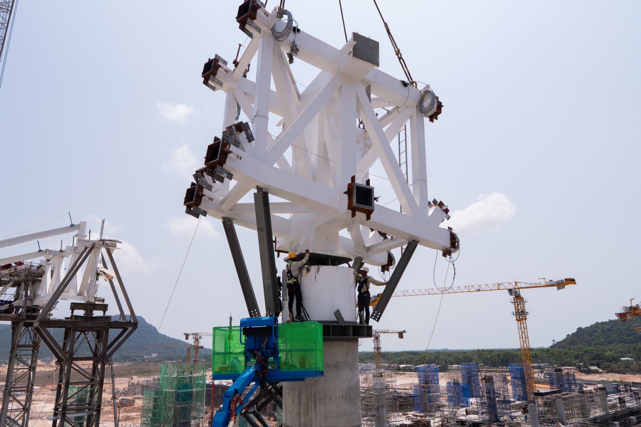 Lắp đặt kết cấu thép mái cho Nhà ga hành khách T2