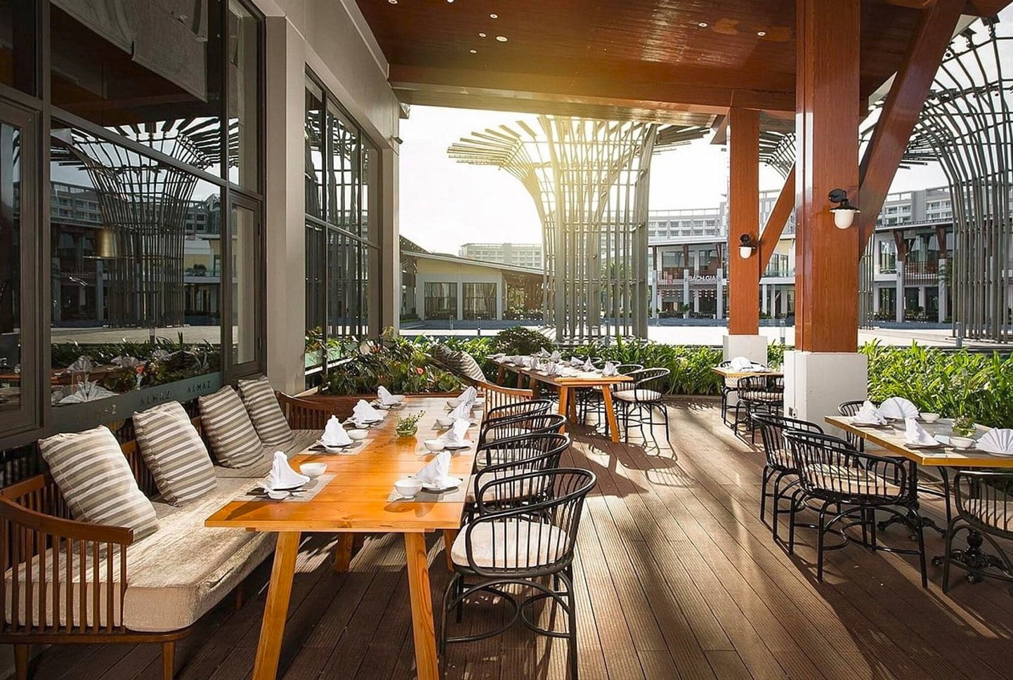 Du khách nên đặt bàn trước tại các nhà hàng để có trải nghiệm trọn vẹn nhất.