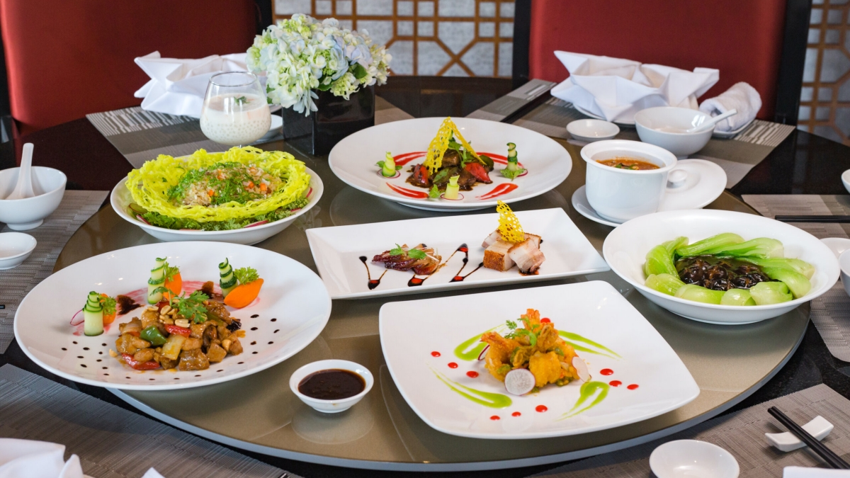 Bàn đồ ăn Trung Hoa đa dạng, ngon miệng tại nhà hàng Bách Giai. 