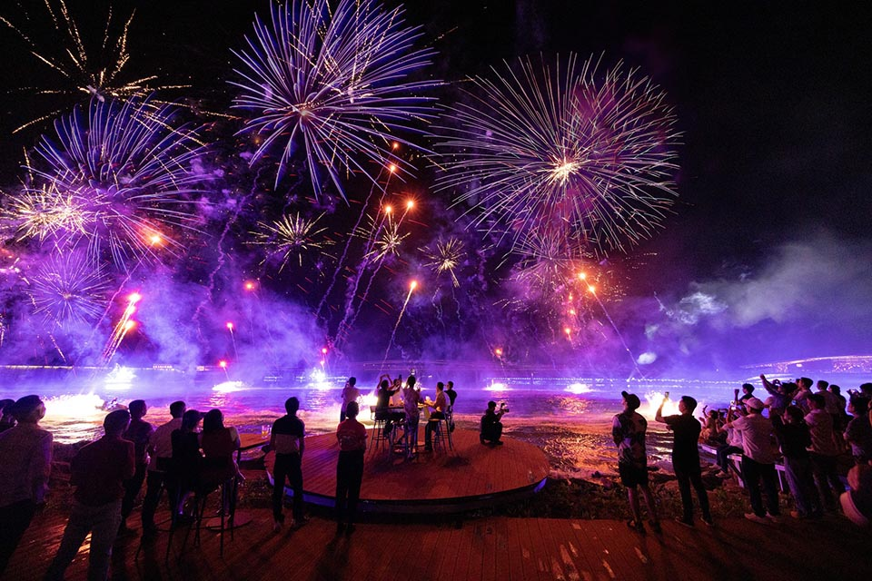 Show pháo hoa Symphony of the Sea là điểm nhấn đặc biệt tại Thị trấn Hoàng Hôn