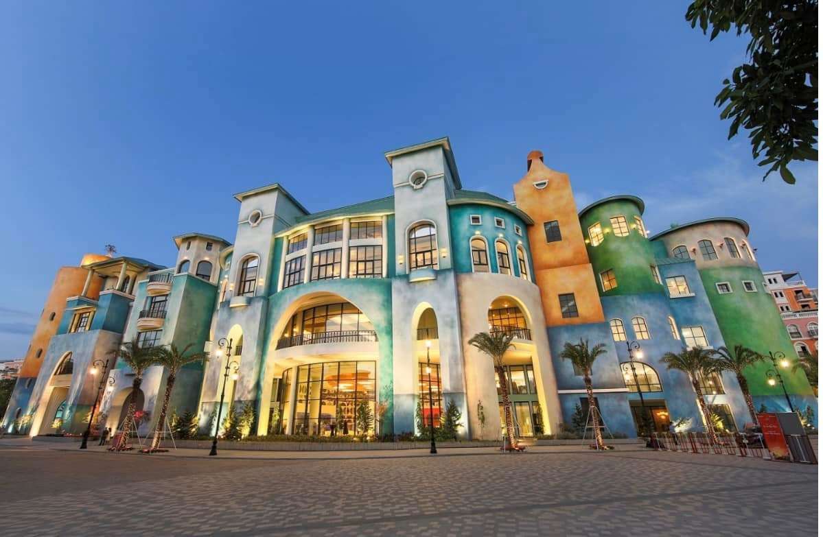 Không gian bên ngoài đậm chất Địa Trung Hải của Sun Signature Gallery 